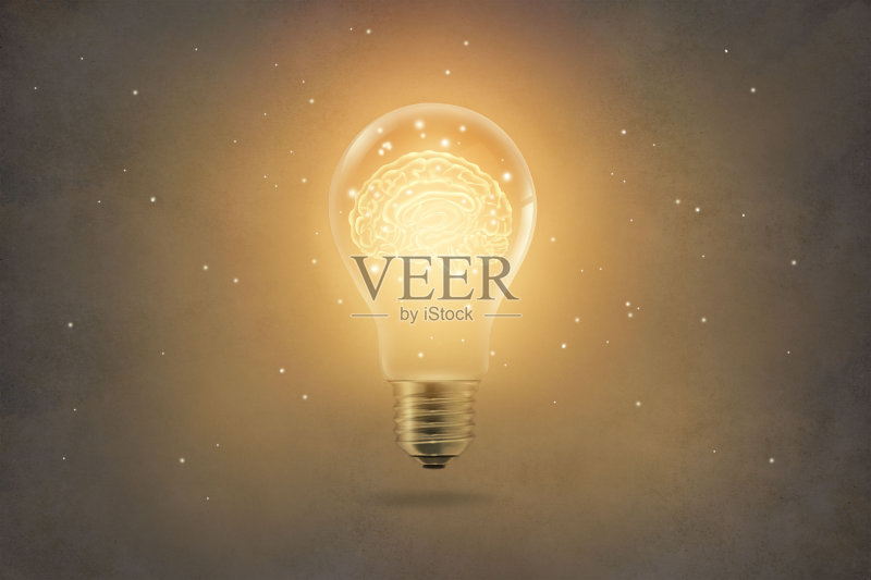 在纸纹理的背景下，灯泡内部闪烁着金色的大脑正版图片素材