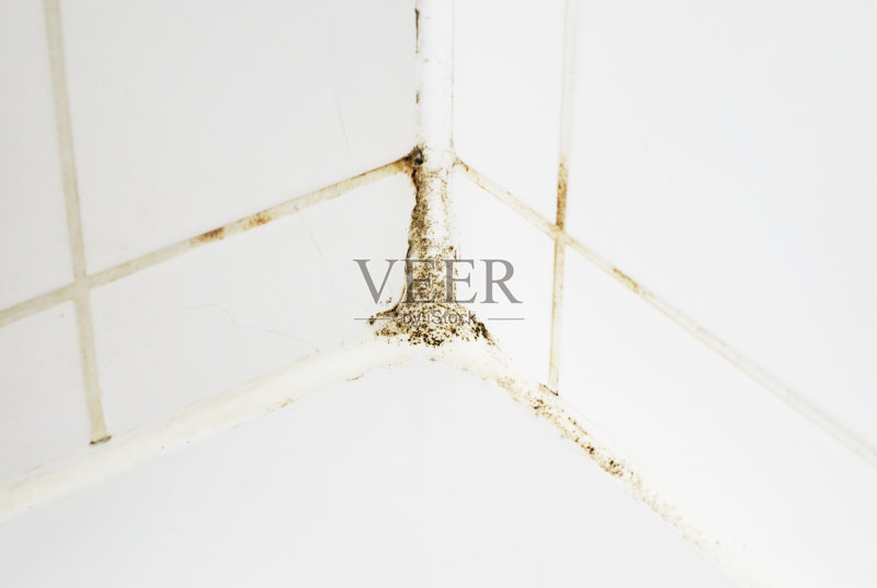 白色浴室里的瓷砖和硅上有霉菌正版图片素材