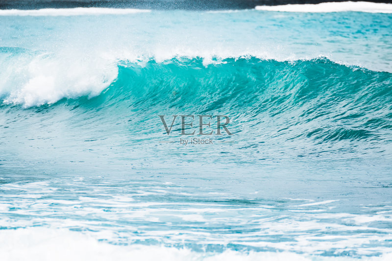 热带海洋中的蓝色波浪。浪桶的撞击和清澈的水。正版图片素材