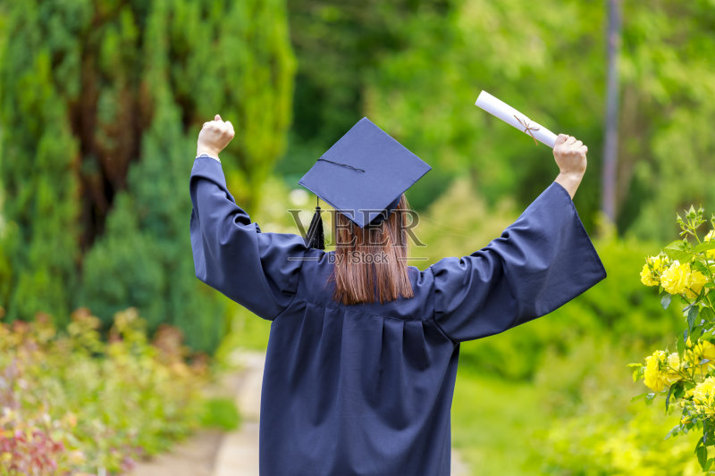 年轻女子在毕业典礼上庆祝正版图片素材