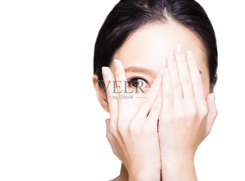 年轻女子用手蒙住眼睛正版图片素材