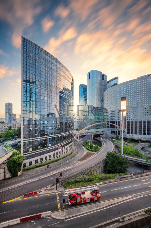 在奇幻的消防员。La Défense，巴黎商业区正版图片素材