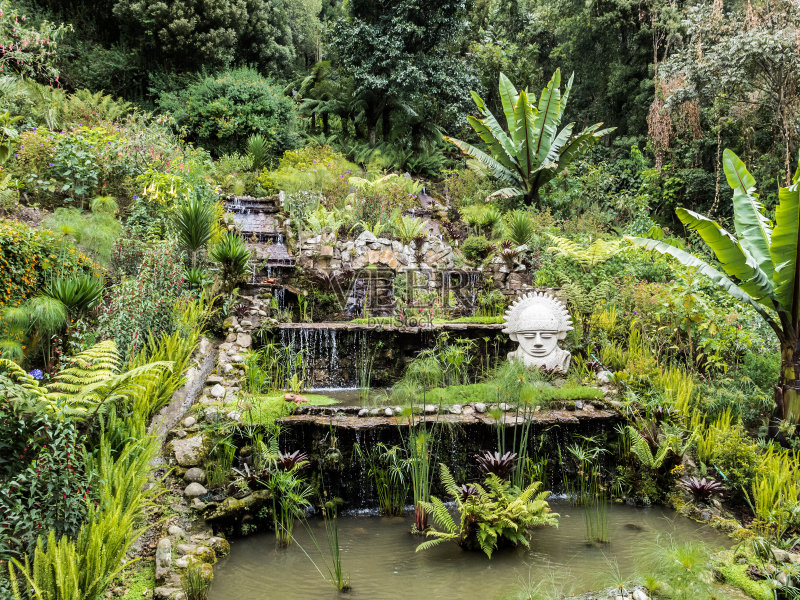 瀑布与小雕像正版图片素材