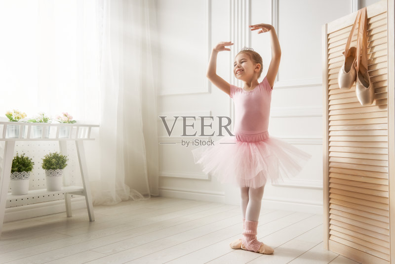 穿着粉色短裙的女孩正版图片素材