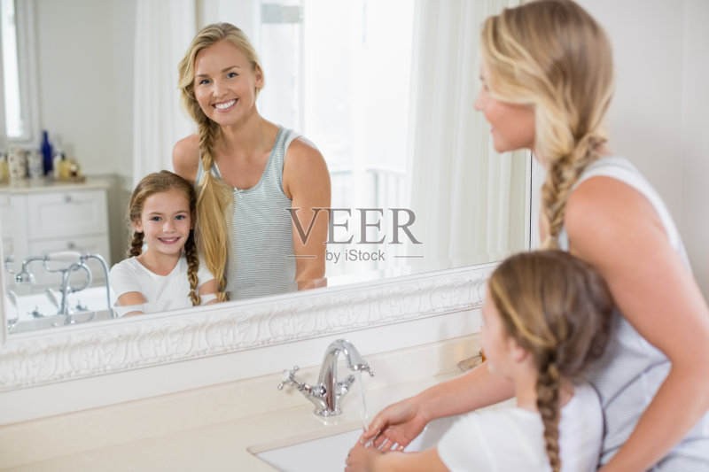快乐的母女在浴室的水槽里洗手正版图片素材
