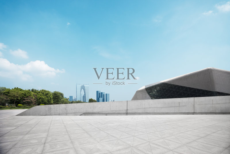 空置的砖地和现代城市的城市景观正版图片素材