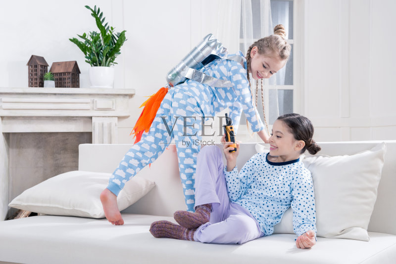 孩子们穿着睡衣在家玩宇航员游戏正版图片素材