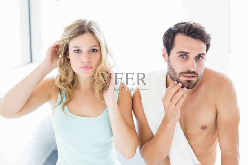 男人和女人在浴室检查他们的皮肤正版图片素材