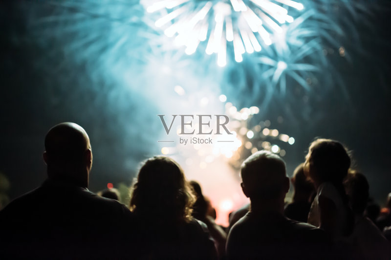 人群观看烟花和庆祝正版图片素材