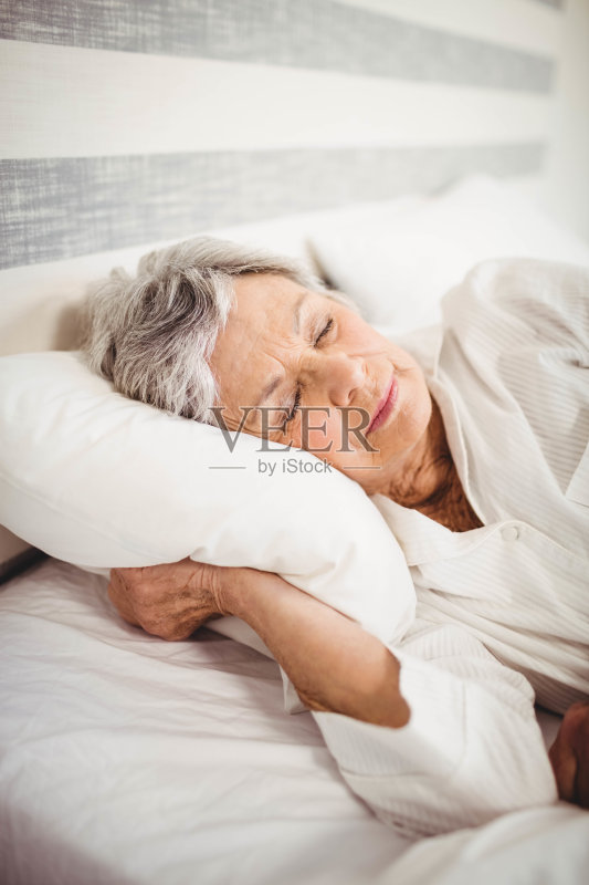 睡在床上的老妇人正版图片素材