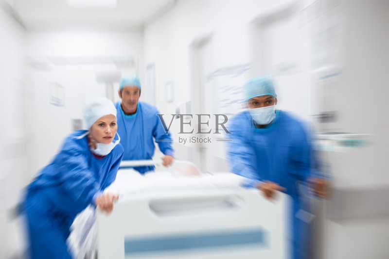 医生将病人送往手术室正版图片素材