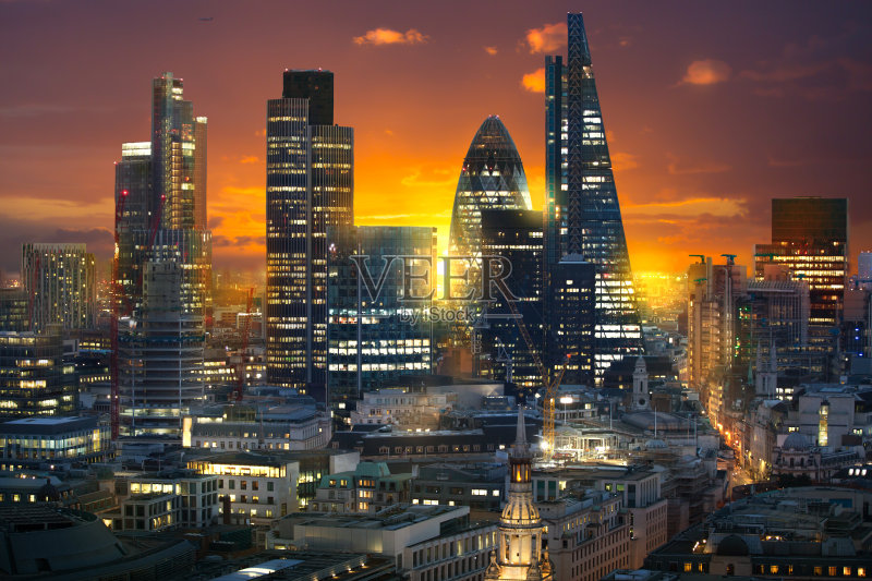 伦敦市多曝光图像包括日落时商业区的摩天大楼。英国正版图片素材