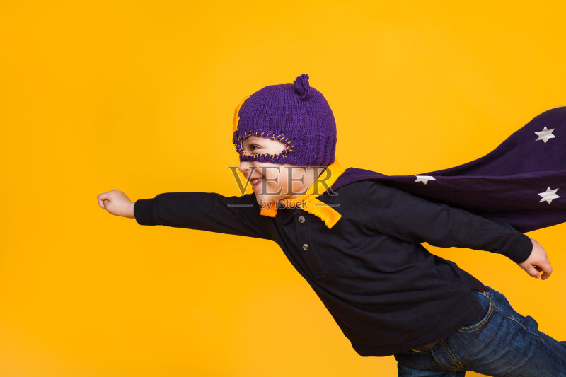 穿着英雄服装的男孩的侧视图正版图片素材