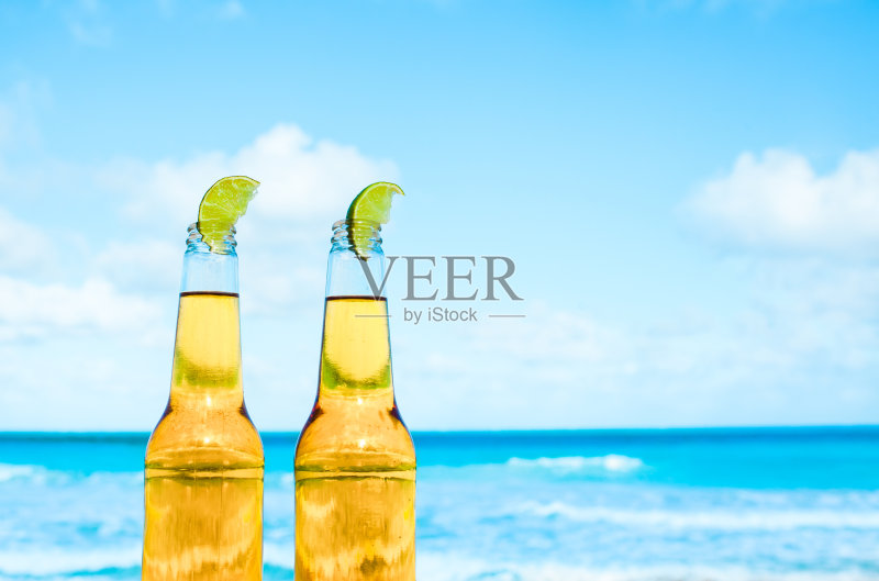 沙滩上的啤酒正版图片素材