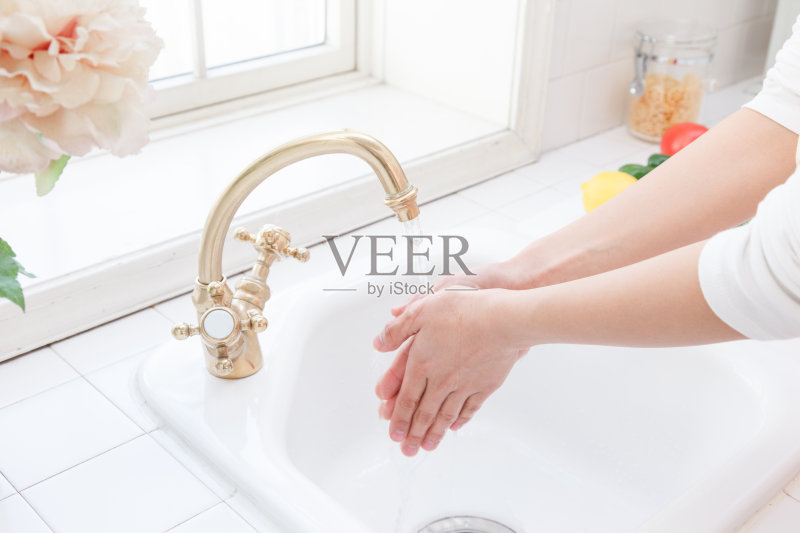 妇女洗手正版图片素材