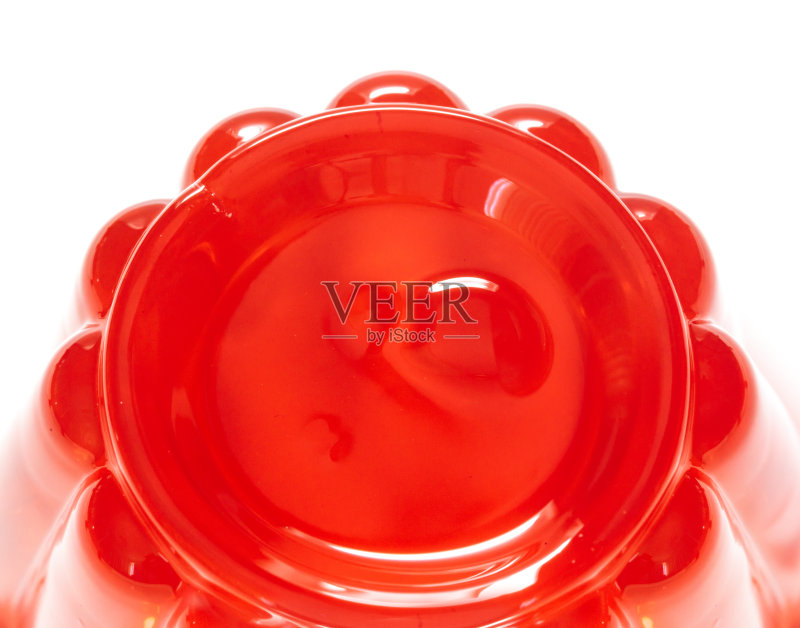 草莓果冻的特写孤立在白色的背景。前视图。文本复制空间正版图片素材