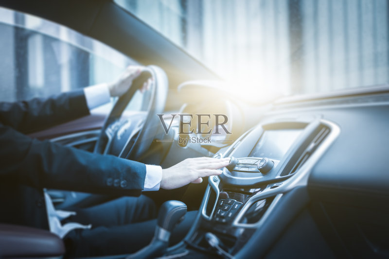 调整仪表盘控制的商人正版图片素材