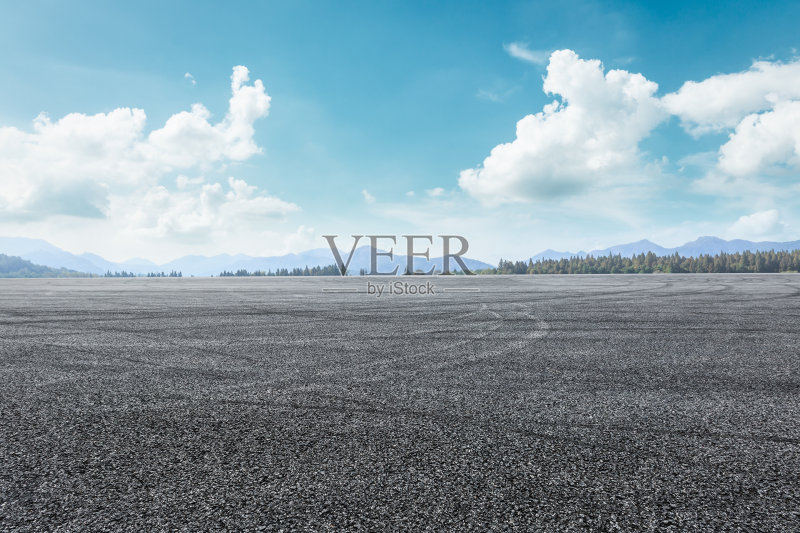 沥青路面和山背景正版图片素材