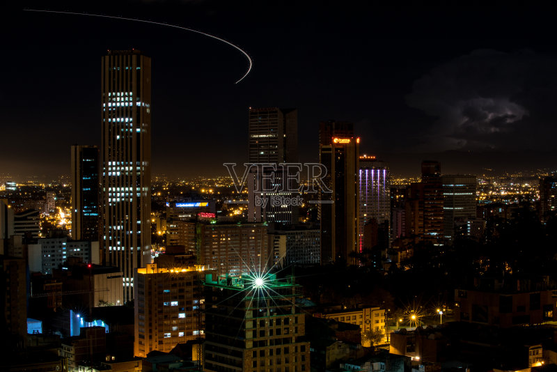 哥伦比亚首都波哥大夜间的天际线正版图片素材
