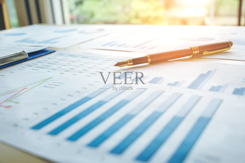 笔在商务纸上。报告图表正版图片素材