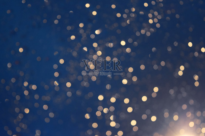 闪烁模糊的圆形金在蓝色的背景和明亮。正版插画素材
