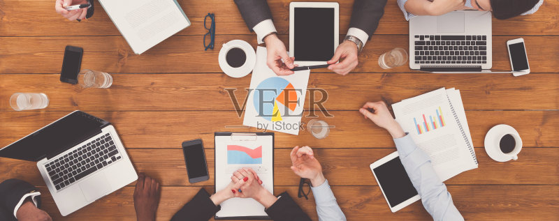 一群忙碌的商务人士在办公室开会，俯视图正版图片素材