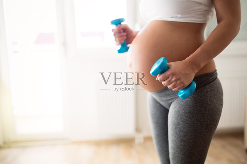 孕妇用哑铃锻炼保持活力正版图片素材