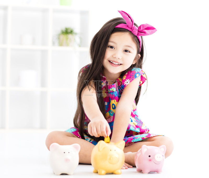 快乐的小女孩玩存钱罐正版图片素材