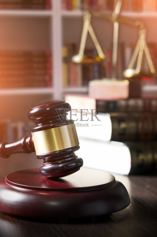 法官开庭。有很多书作为背景的图书馆正版图片素材