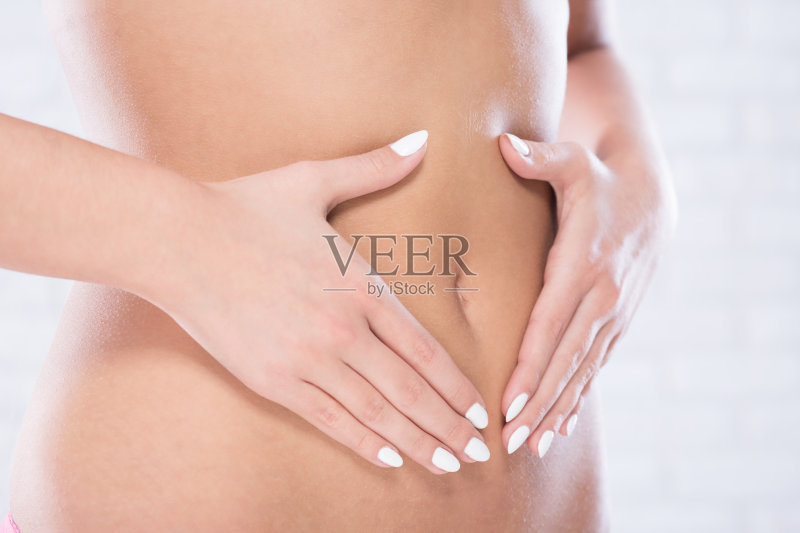 女人摸自己的肚子正版图片素材