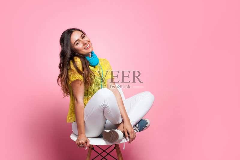 坐在椅子上的少年正版图片素材