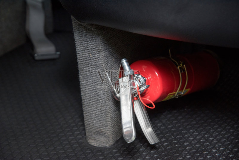 车内装有红色小灭火器，防止紧急情况发生。正版图片素材