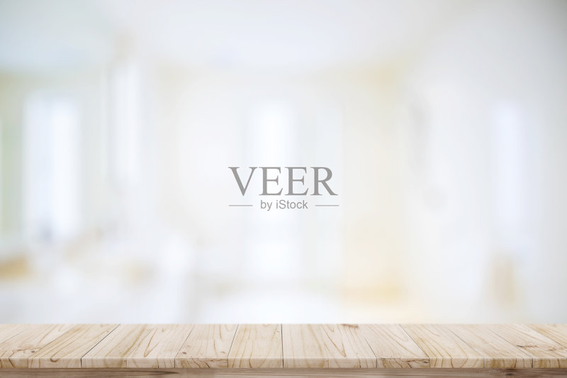 空的顶部木桌子和模糊的浴室背景。正版图片素材