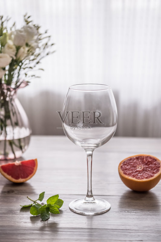 桌面花和玻璃正版图片素材