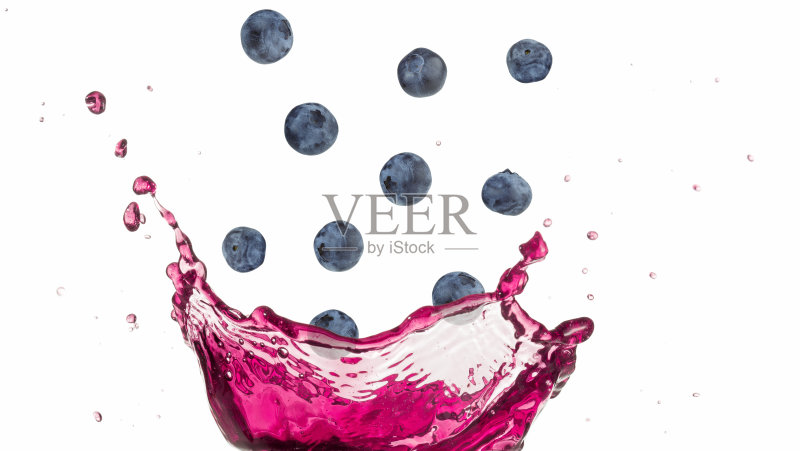 蓝莓落入溅起的紫色汁液中正版图片素材