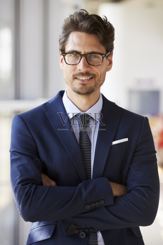 年轻职业男子的肖像穿着西装，双臂交叉正版图片素材