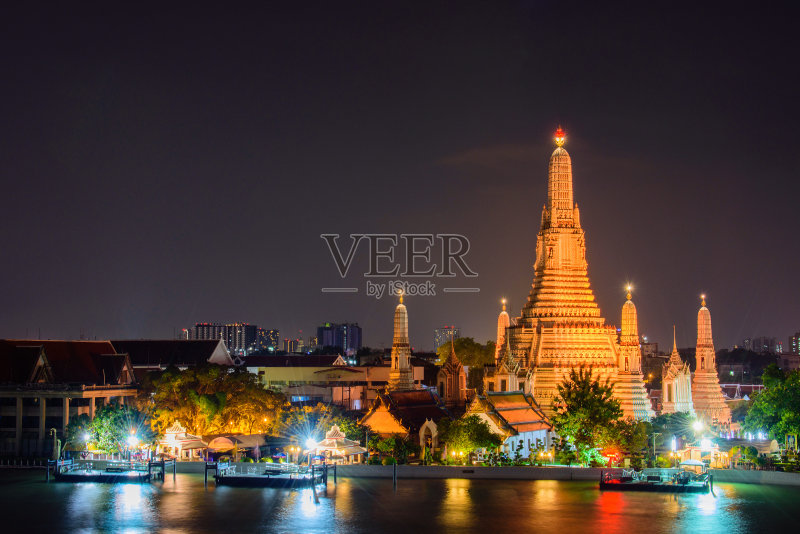 Arun temple (Wat Arun)，著名的旅游景点在夜间，泰国曼谷。正版图片素材