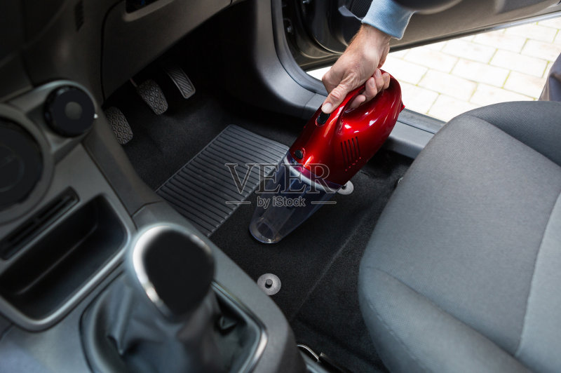 汽车服务人员用便携式吸尘器清洗汽车正版图片素材