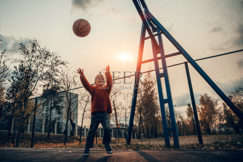 男孩打篮球正版图片素材