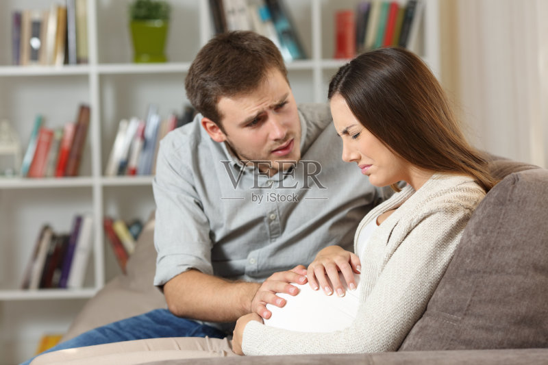孕妇受苦，丈夫安慰她正版图片素材