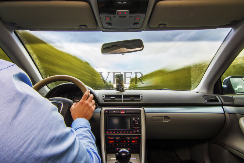 在阴天里开车正版图片素材