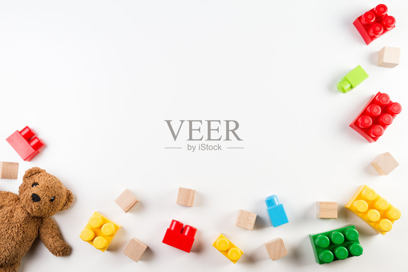 儿童玩具背景与泰迪熊和彩色积木正版图片素材