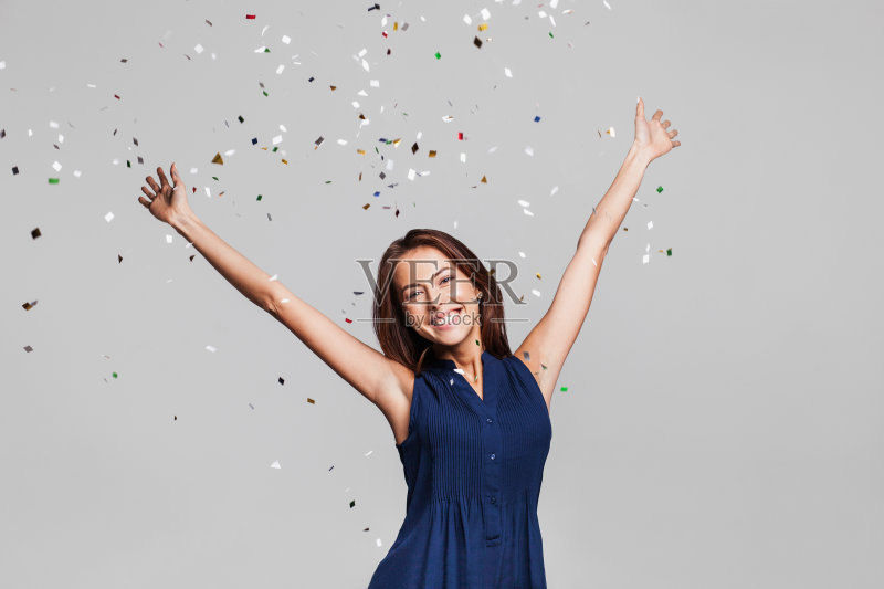 派对上撒着五彩纸屑的笑女孩正版图片素材