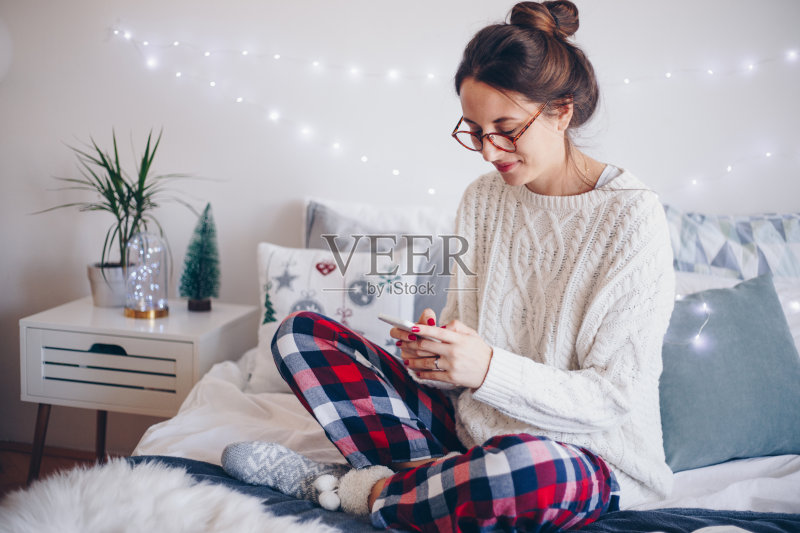 在床上慵懒的早晨正版图片素材