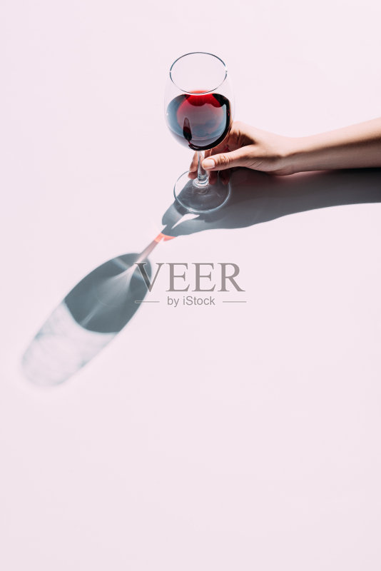 手握酒杯的女性正版图片素材