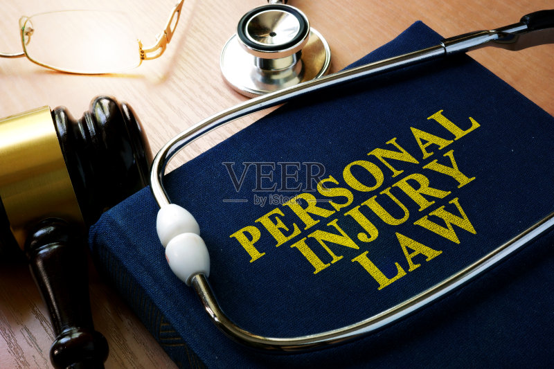 人身伤害法概念。书和听诊器。正版图片素材