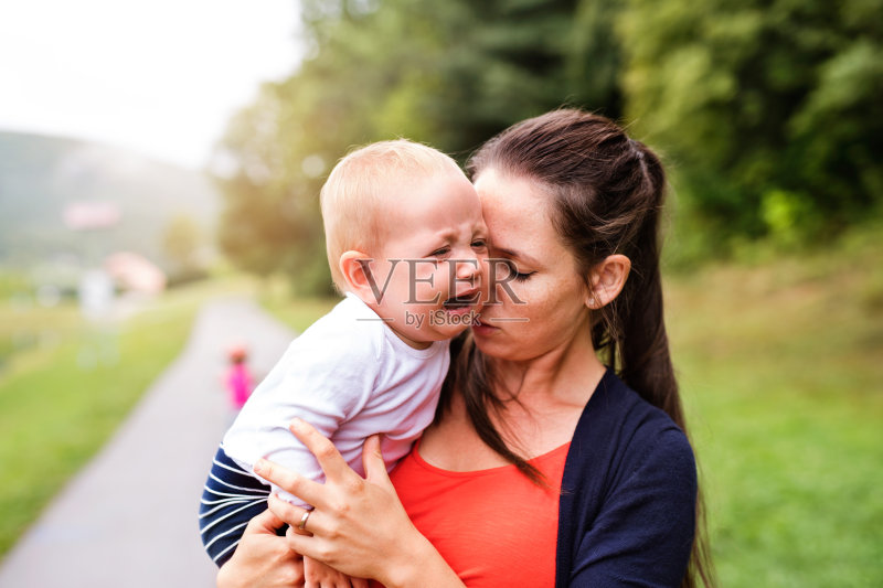 哭泣的小男孩和他的妈妈。正版图片素材