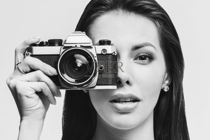 带着相机的女摄影师正版图片素材