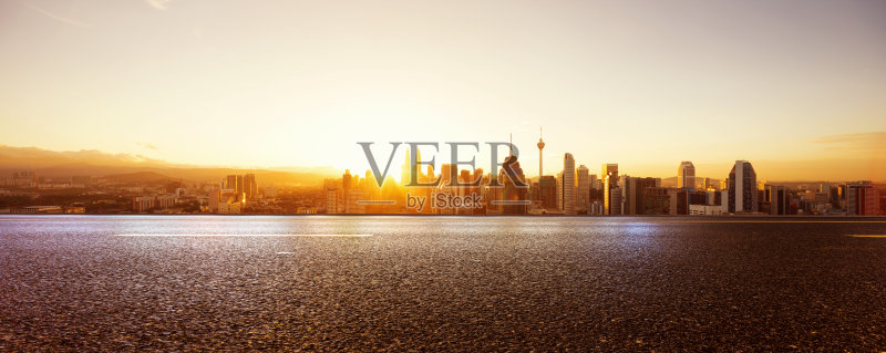 空旷的柏油路与现代城市景观正版图片素材