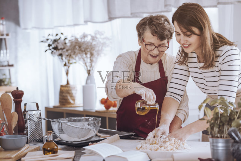 奶奶往面团里加油正版图片素材